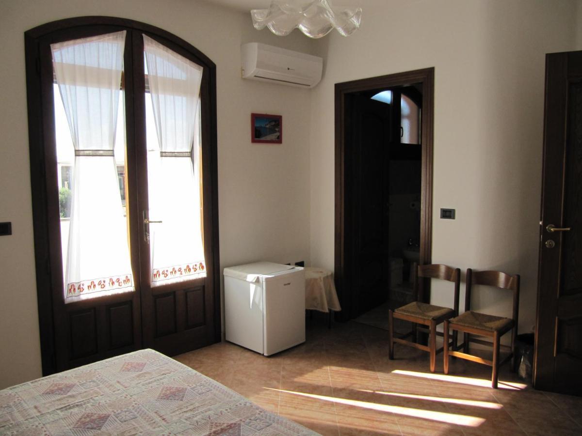 Il Portico Bed and Breakfast Uras Εξωτερικό φωτογραφία